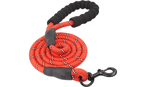 Red reflective dog leash, 1.5 cm thick and 1.5 m in length, with durable rope and padded handle for comfort and safety.