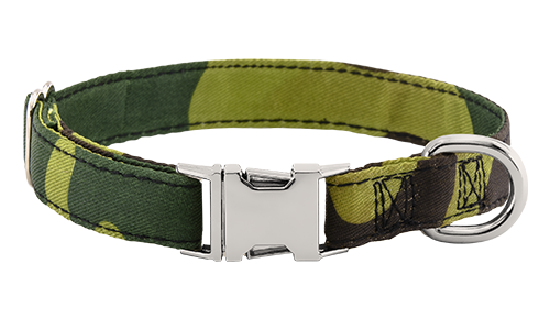 Camouflage-patterned dog collar with adjustable metal buckle, 27 - 40cm in length and 2 cm wide, with D-ring for attachment.